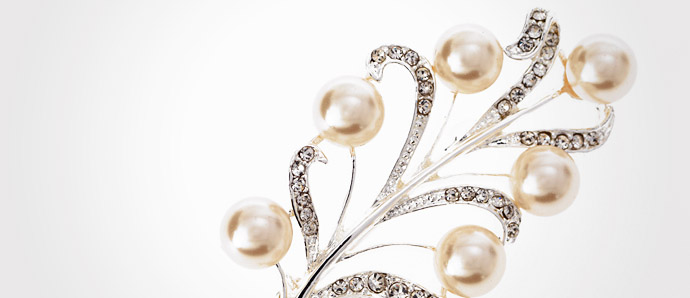 Image of brooch with pearls from the IWM Shop range